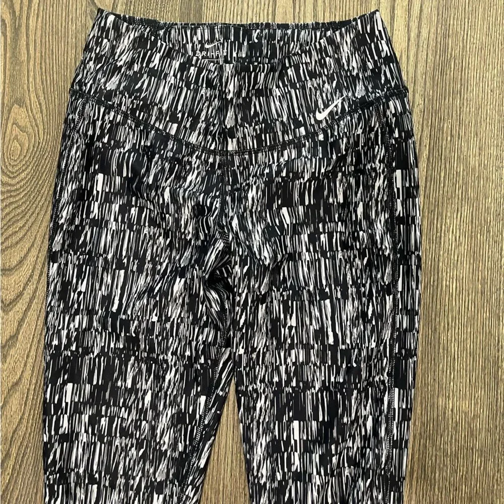 Nike Leggings Dri Fit Capri Athletic Yoga Gym Geometric Black Gray Size Small